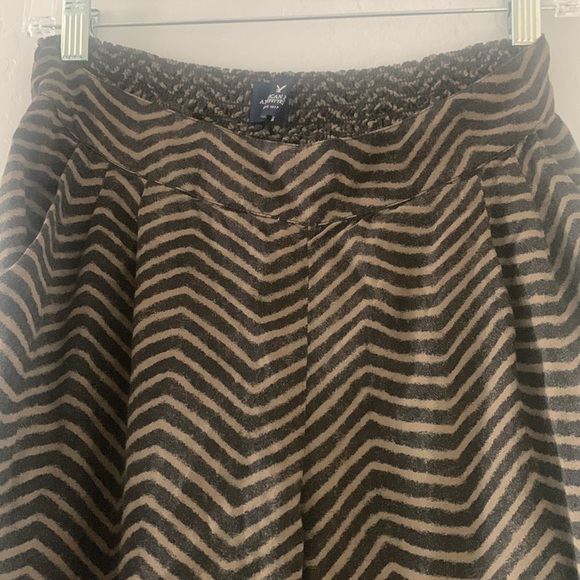 AMERICAN EAGLE OUTFITTERS BROWN AND BLACK CHEVRON PRINT CROPPED SIZE M - Picture 4 of 11